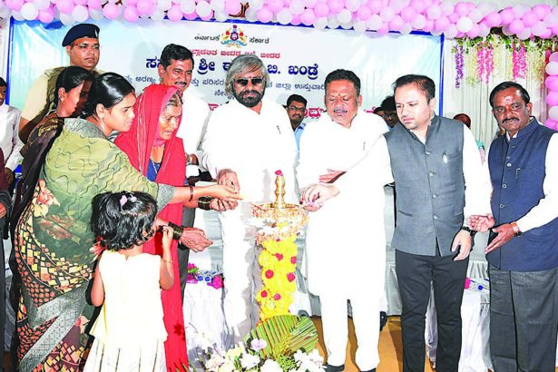 ಸಾರ್ವಜನಿಕರು ಗ್ಯಾರಂಟಿ ಯೋಜನೆಗಳ ಸೌಲಭ್ಯಗಳನ್ನು ಸದುಪಯೋಗ ಪಡೆದುಕೊಳ್ಳಿ-: ಈಶ್ವರ ಖಂಡ್ರೆ