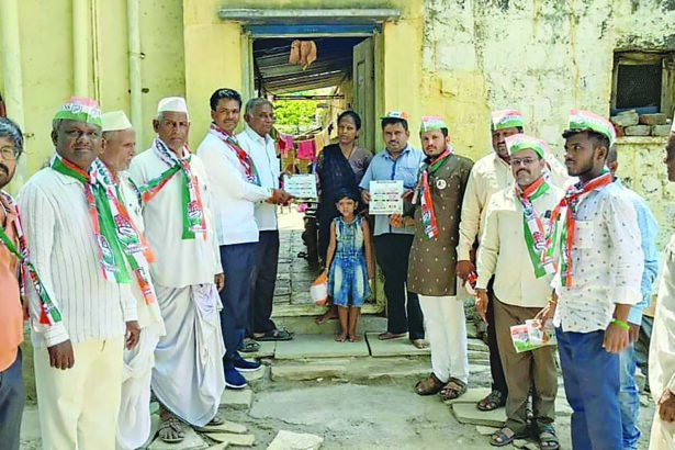 ಕಾಂಗ್ರೆಸ್ ಪಕ್ಷದಿಂದ ಮನೆ ಮನೆಗೆ ತೆರಳಿ ಗ್ಯಾರಂಟಿ ಕರ‍್ಡ ವಿತರಿಸಿ ರಾಧಾಕೃಷ್ಣ ಪರ ಮತ ಯಾಚನೆ