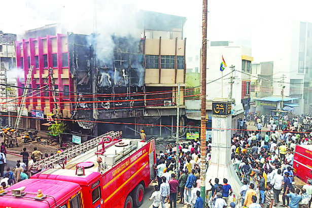 ಎಲೆಕ್ಟ್ರಿಕಲ್ ವಾಹನಗಳ ಚಾರ್ಜ್ ಮಾಡುವ ಅಂಗಡಿಗೆ ಬೆಂಕಿ, ನಾಲ್ಕು ವಾಹನಗಳು ಭಸ್ಮ: ಲಕ್ಷಾಂತರ ರೂ. ಹಾನಿ