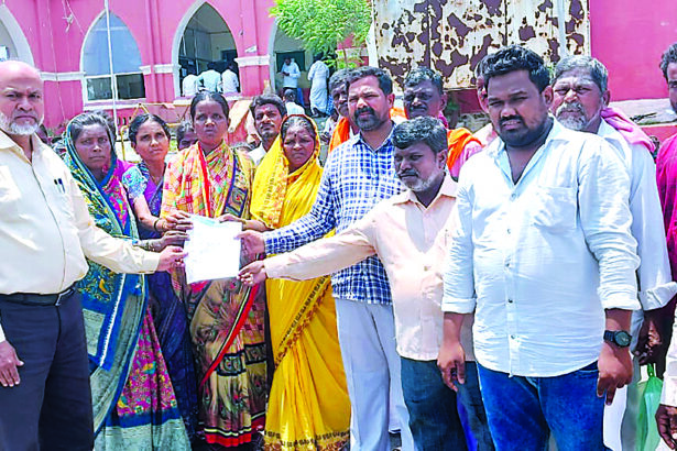 ಭಾರೀ ಮಳೆ: ಸ್ಲಂಗಳ ತಗ್ಗು ಪ್ರದೇಶಗಳಿಗೆ ನುಗ್ಗಿದ ನೀರು ಸಂಕಷ್ಟಕ್ಕೆ ಸಿಲುಕಿದ ನಿವಾಸಿಗಳು-ಶಾಶ್ವತ ಪರಿಹಾರಕ್ಕೆ ಒತ್ತಾಯ