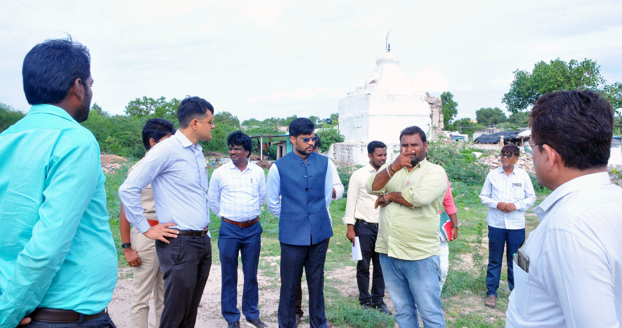 ಮಿನಿ ವಿಧಾನಸೌಧ ನಿರ್ಮಾಣಕ್ಕೆ ಸ್ಥಳ ಪರಿಶೀಲನೆ ಜಿಲ್ಲಾಧಿಕಾರಿಗಳಿಂದ ಕನಕಗಿರಿ ತಾಲ್ಲೂಕಿನ ವಿವಿಧ ಸ್ಥಳಗಳ ಭೇಟಿ