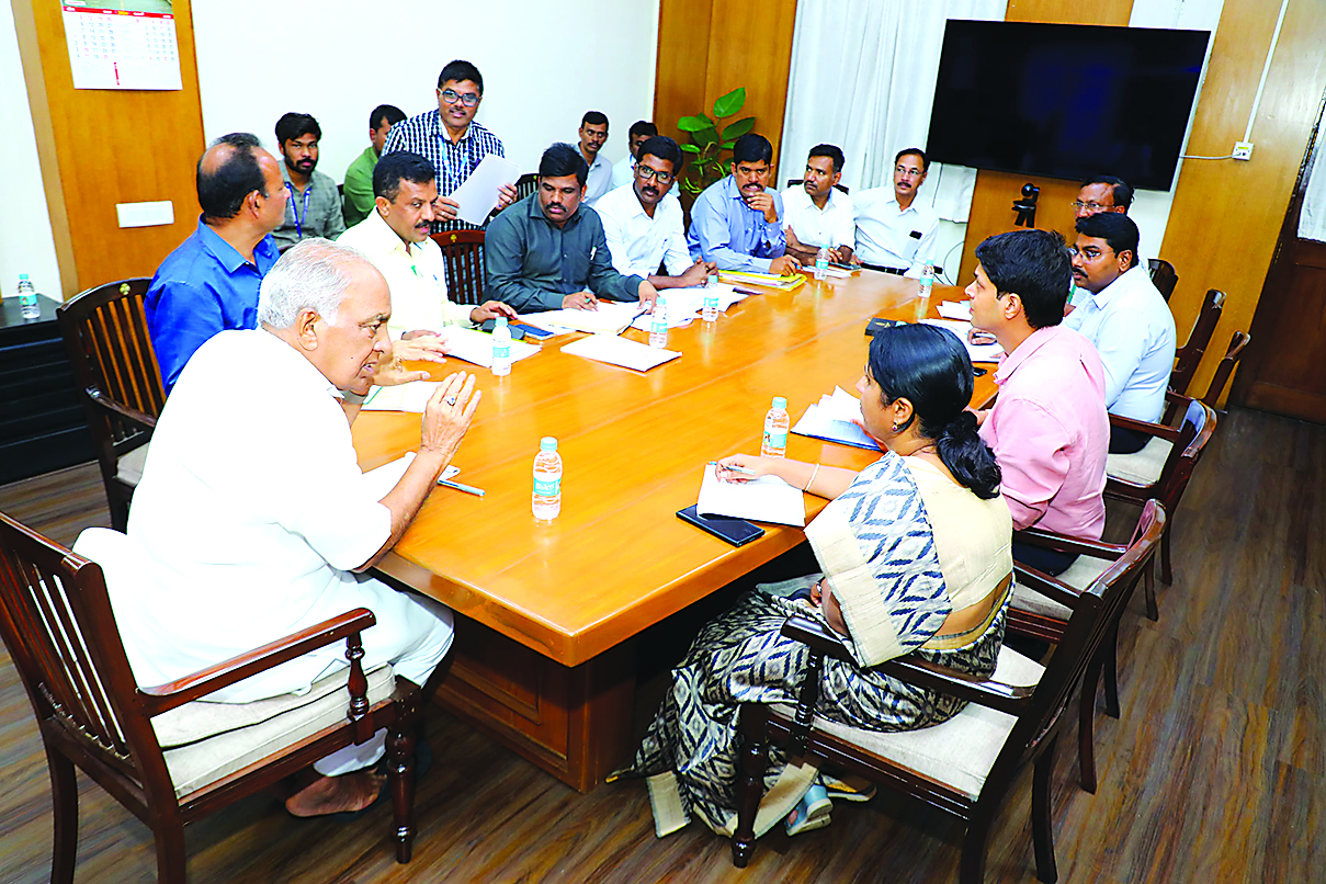 ಬೀದಿ ದೀಪಗಳ ಅಳವಡಿಕೆ, ಓವರ್‌ಹೆಡ್‌ ಟ್ಯಾಂಕ್‌ಗಳಿಂದ ನೀರು ಸರಬರಾಜು ಮಾಡಲು ಸಚಿವ ಭೋಸರಾಜು ಸೂಚನೆ