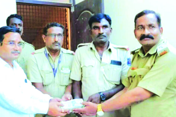 ಕೆಎಸ್‌ಆರ್‌ಟಿಸಿ ಬಸ್‌ನಲ್ಲಿ ಬಿಟ್ಟು ಹೋಗಿದ ೨.೫ ಲಕ್ಷ ರೂ. ಪ್ರಯಾಣಿಕರಿಗೆ ಮರಳಿಸಿದ ಡ್ರವರ್, ಕಂಡ್ಕಟರ್
