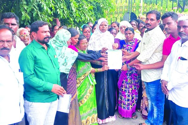 ನ್ಯಾಯಬೆಲೆ ಅಂಗಡಿಯಲ್ಲಿ ತಿಂಗಳ ಪೂರ್ತಿ ದಿವಸ ಧಾನ್ಯ ವಿತರಣೆಗೆ ಸ್ಲಂ ನಿವಾಸಿಗಳ ಒತ್ತಾಯ