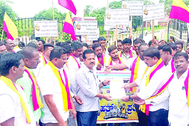 ಸರೋಜಿನಿ ಮಹಿಷಿ ಪರಿಷ್ಕೃತ ವರದಿಯನ್ನು ಜಾರಿಗೆ ಒತ್ತಾಯಿಸಿ ಪ್ರತಿಭಟನೆ