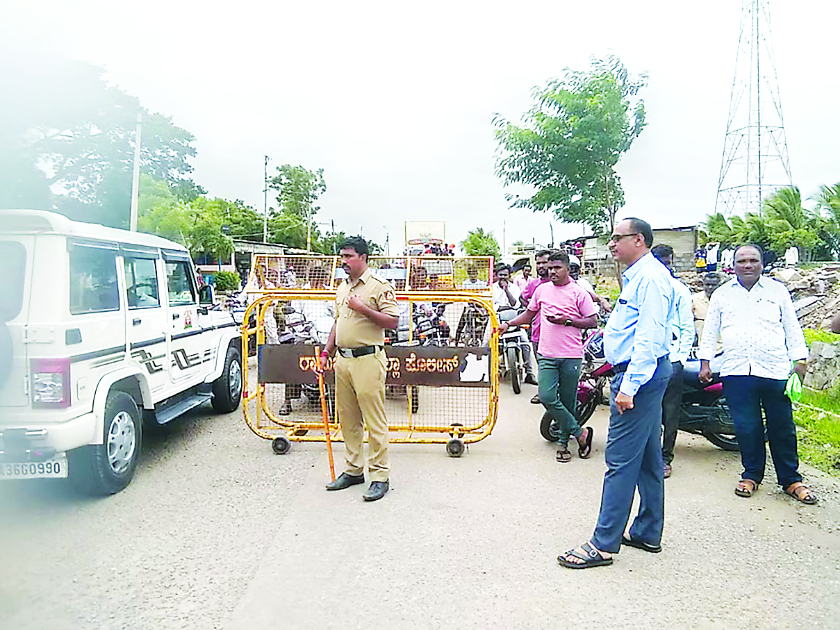 ಕೃಷ್ಣೆಗೆ 2.50 ಲಕ್ಷ ಕ್ಯೂಸೆಕ್ ನೀರು ಬಿಡುಗಡೆ: ಹೂವಿನಹೆಡಗಿ ಸೇತುವೆ ಮುಳುಗಡೆ