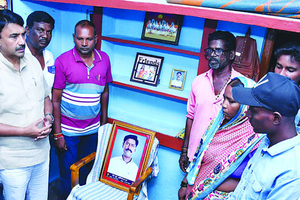 ಹಟ್ಟಿ ಗಣಿ ಅಪಘಾತ ಮೃತ ಕಾರ್ಮಿಕ ಮೌನೇಶ ನಿವಾಸಕ್ಕೆ ಸಂಸದ ಕುಮಾರ ನಾಯಕ ಭೇಟಿ