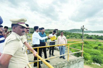 ಲಿಂಗಸೂಗೂರು ತಾಲೂಕಿನ ನೆರೆಹಾವಳಿ ನಡುಗಡ್ಡೆ ಪ್ರದೇಶಕ್ಕೆ ಡಿಸಿ, ಎಸ್‌ಪಿ ಭೇಟಿ