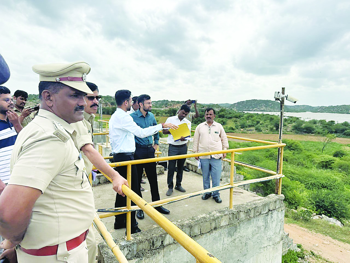 ಲಿಂಗಸೂಗೂರು ತಾಲೂಕಿನ ನೆರೆಹಾವಳಿ ನಡುಗಡ್ಡೆ ಪ್ರದೇಶಕ್ಕೆ ಡಿಸಿ, ಎಸ್‌ಪಿ ಭೇಟಿ