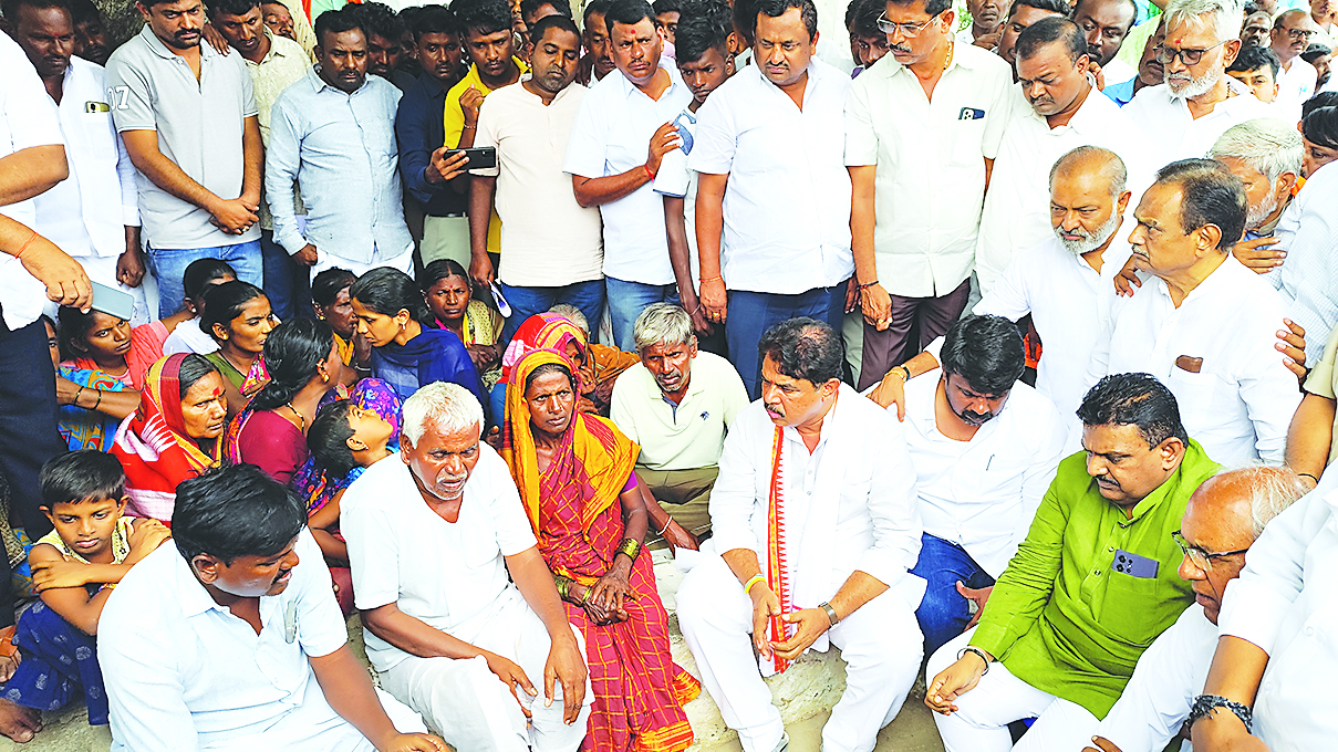 ವಿರೋಧ ಪಕ್ಷದ ನಾಯಕ ಆರ್. ಅಶೋಕರಿಂದ ಸಾಂತ್ವನ ನಿಮ್ಮೊಂದಿಗೆ ನಾವಿದ್ದೇವೆ, ನಿಮಗೆ ನ್ಯಾಯ ಸಿಗುವವರೆಗೂ ಜೊತೆಗಿರುವೆ