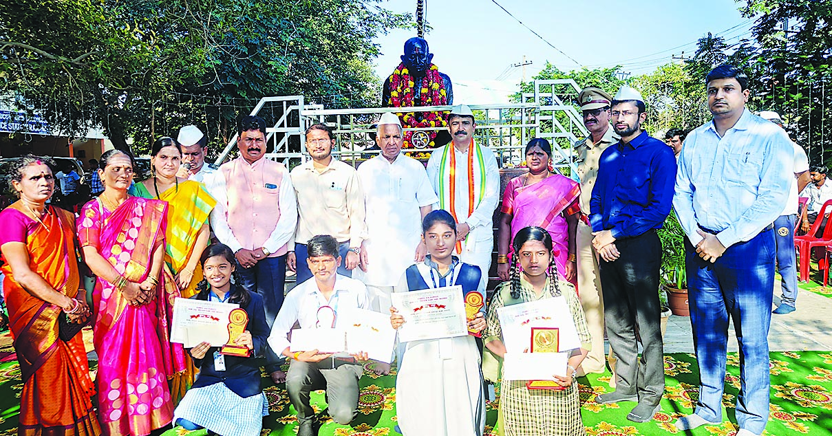 ಬಾಪೂಜಿ ಪ್ರಬಂಧ ಸ್ಪರ್ಧೆ ವಿಜೇತ ವಿದ್ಯಾರ್ಥಿಗಳಿಗೆ ಸಚಿವರಿಂದ ಪ್ರಶಸ್ತಿ ವಿತರಣೆ