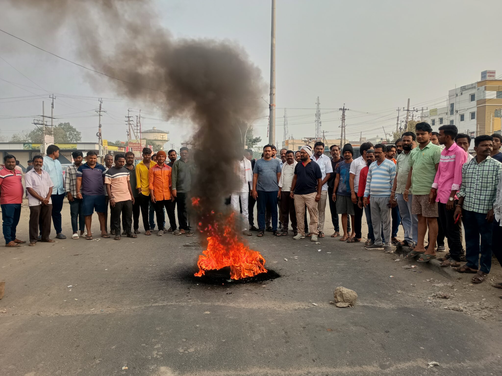 ಅಪ್ರಾಪ್ತೆ ಬಾಲಕಿ ಆತ್ಮಹತ್ಯೆ ಖಂಡಿಸಿ ಜೇವರ್ಗಿ ಬಂದ್ ಯಶಸ್ವಿ ಬಾಲಕಿ ಕುಟುಂಬಕ್ಕೆ 1 ಕೋಟಿ ಪರಿಹಾರ ಸರಕಾರಿ ಕೆಲಸ ನೀಡಲು ಆಗ್ರಹ